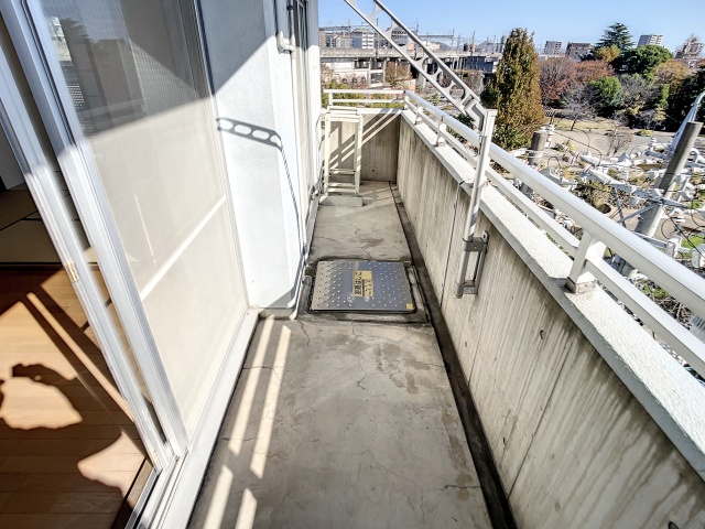 バルコニー　掲載写真は同型モデルを掲載しており実際のお部屋と仕様等が異な