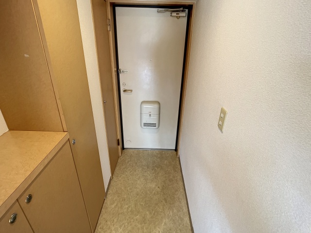 玄関　掲載写真は同型モデルを掲載しており実際のお部屋と仕様等が異な