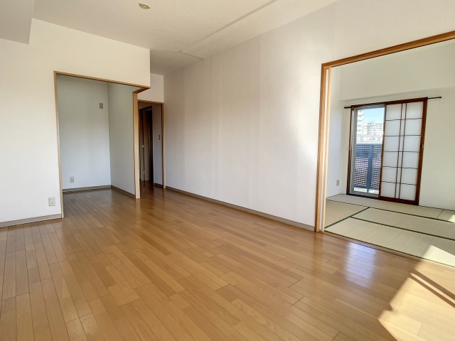 居室・リビング　掲載写真は同型モデルを掲載しており実際のお部屋と仕様等が異な