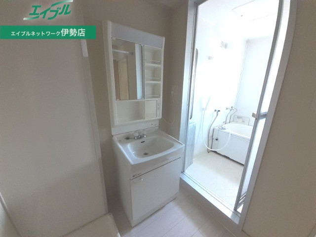 洗面設備　同型参考写真