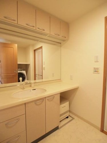 洗面設備　大きな鏡が使いやすい独立洗面台