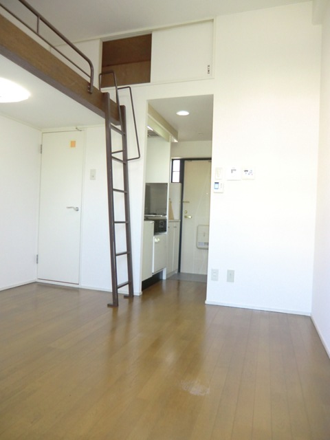 居室・リビング　ロフト付きで、お部屋がスッキリ