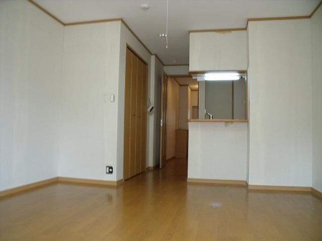 その他部屋・スペース　バルコニー側から見た室内です