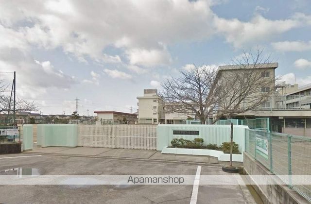 小学校　岡山市立芳泉小学校（小学校）まで552m
