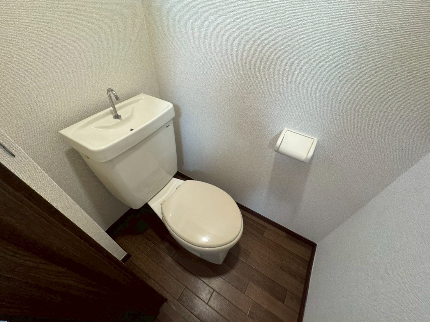 トイレ　同建物別部屋写真です