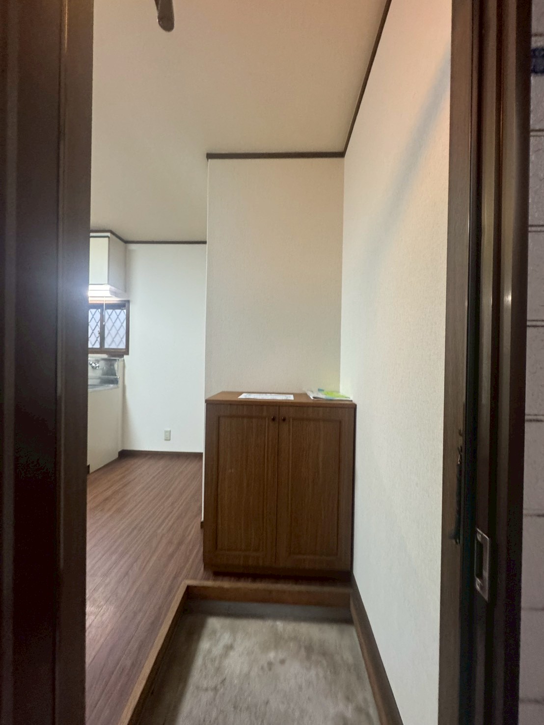 玄関　同建物別部屋写真です