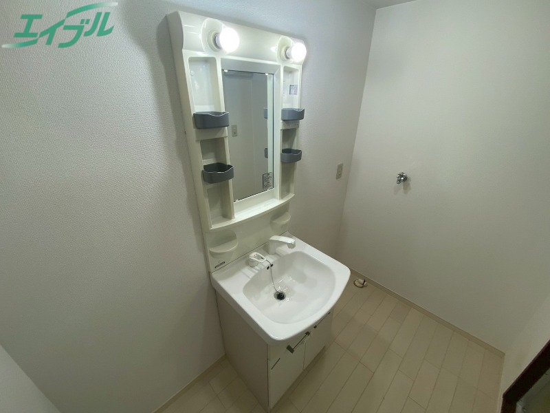 洗面設備　別部屋反転参考写真です