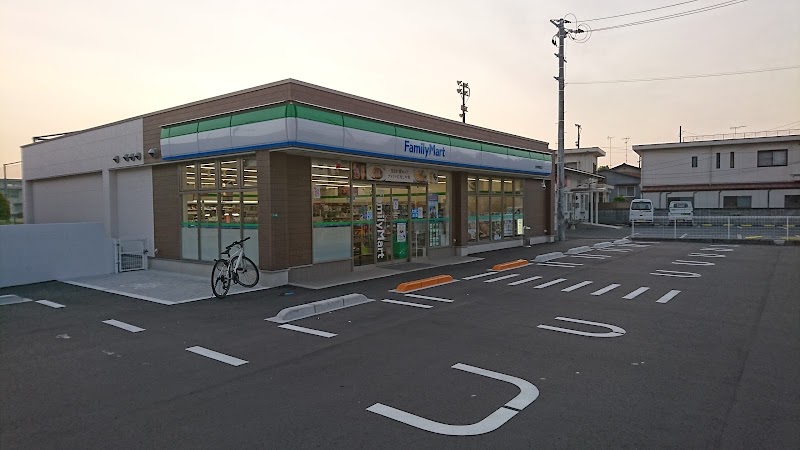 コンビニ　ファミリーマート 宇部東梶返店（コンビニ）まで111m