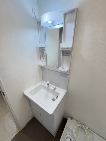 洗面設備　写真は同建物の別部屋を参考に掲載しております。