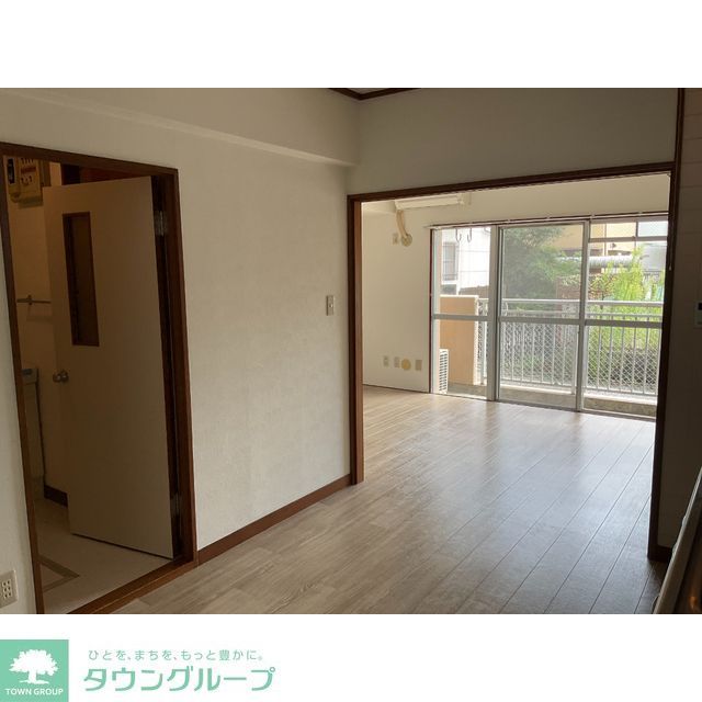 リバーサイド秀和の居間写真