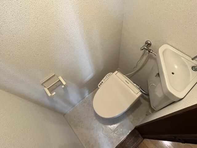京王新線 初台駅 徒歩10分 4階建 築49年のトイレ写真