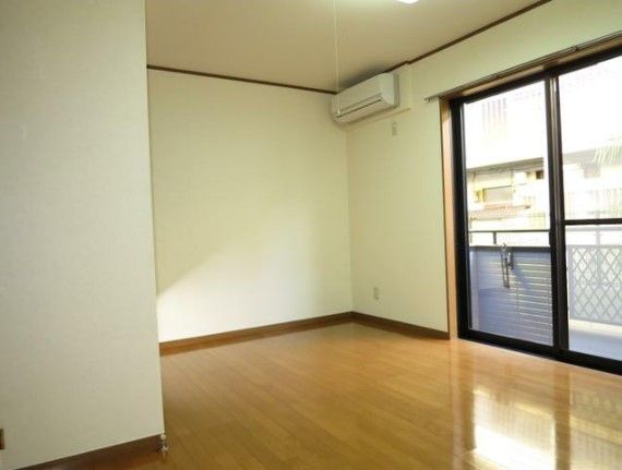 ブランドール三鷹新川の居間写真
