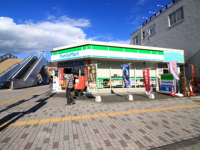 コンビニ　ファミリーマート 東海大学駅前店（コンビニ）まで185m
