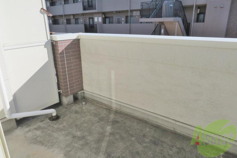 バルコニー　広いバルコニーで、お布団も干せそうですね。