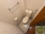 トイレ　トイレです。タオル掛けもついて便利ですね