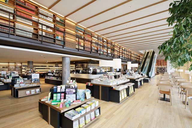 飲食店　スターバックスコーヒー蔦屋書店和歌山市民図書館店（飲食店）まで526m
