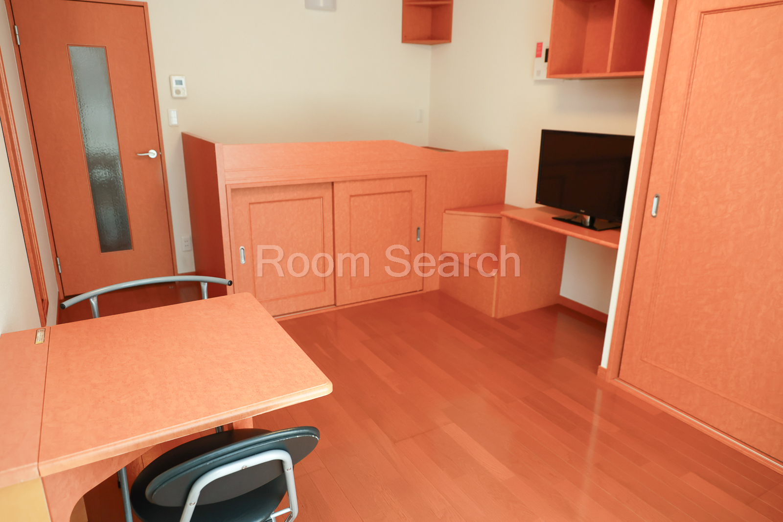 居室・リビング　テレビ、机折り畳み式、カーテン、エアコン付き