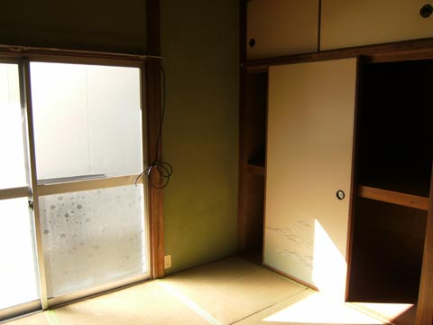 畝本一戸建 上段西の居間写真