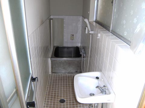 畝本一戸建 上段西の風呂写真