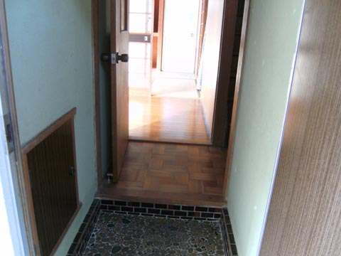 畝本一戸建 上段西の玄関写真