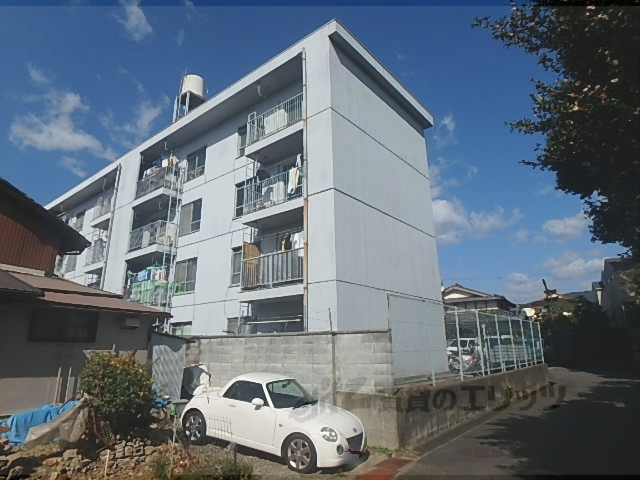 京都市山科区西野広見町のマンションの建物外観