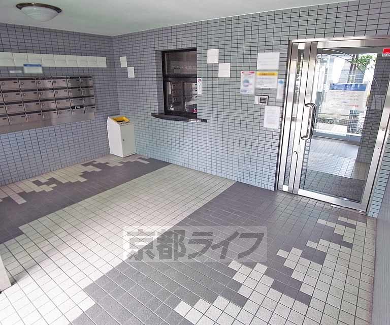 【京都市伏見区深草西浦町２丁目のマンションのロビー】