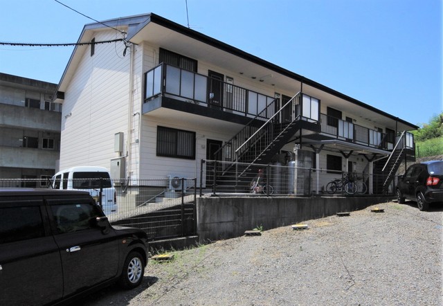 松山市衣山のアパートの建物外観