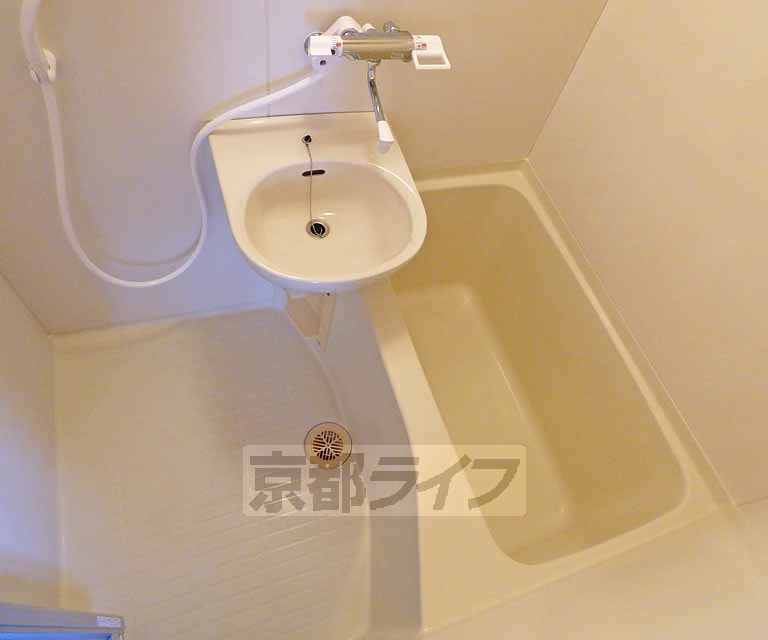 バス・シャワールーム　バスルームです。