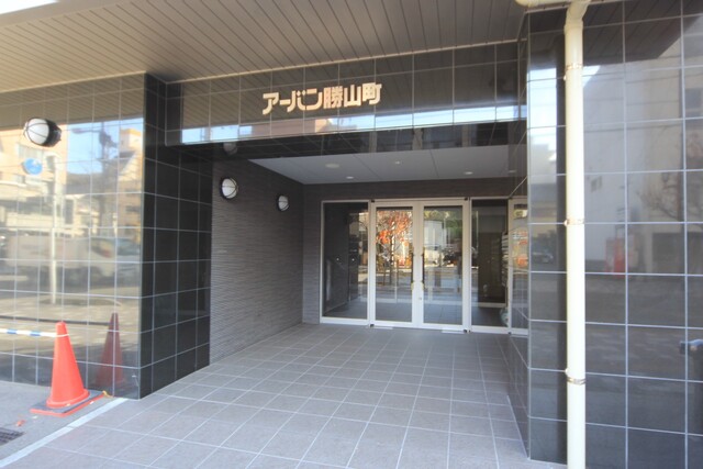 【松山市勝山町のマンションのエントランス】