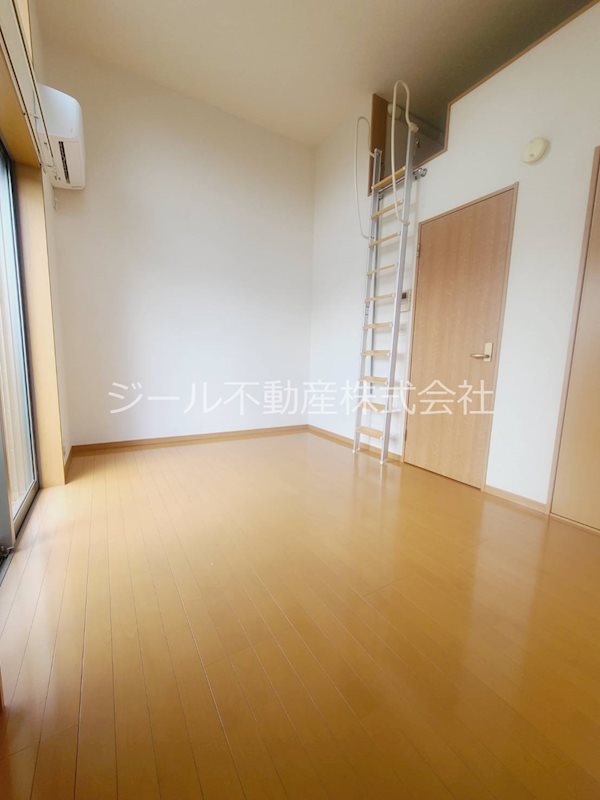 居室・リビング　キレイなお部屋でフローリング。