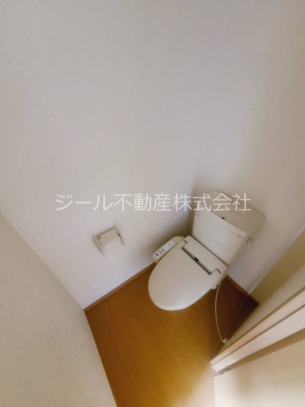 トイレ　ウォシュレット付き。