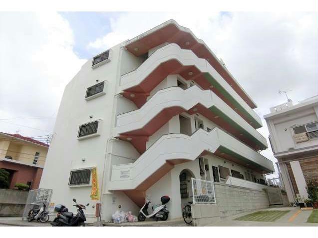 沖縄市海邦のアパートの建物外観