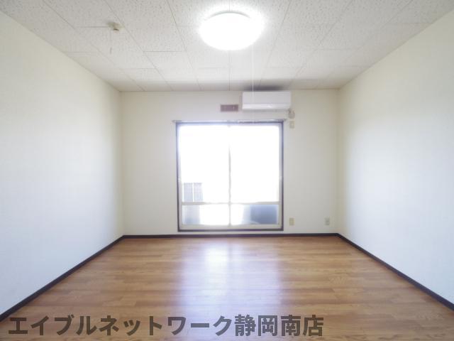 居室・リビング　こちらの居間で趣味の時間をお楽しみください