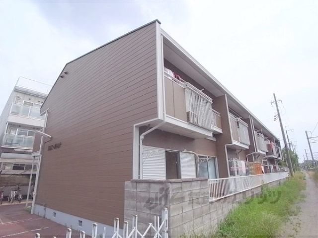 京都市伏見区深草下横縄町のアパートの建物外観