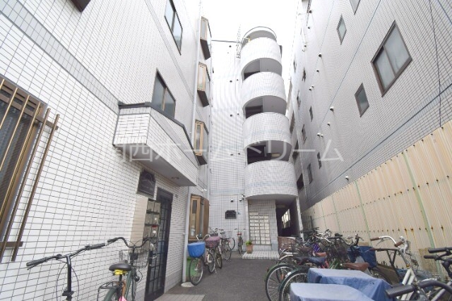 門真市垣内町のマンションの建物外観