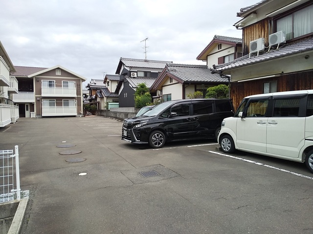 【松山市西長戸町のアパートの駐車場】