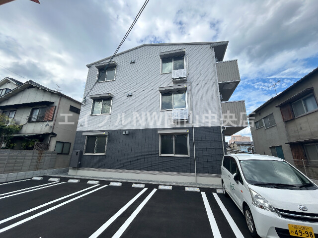 【岡山市北区奉還町のアパートの建物外観】