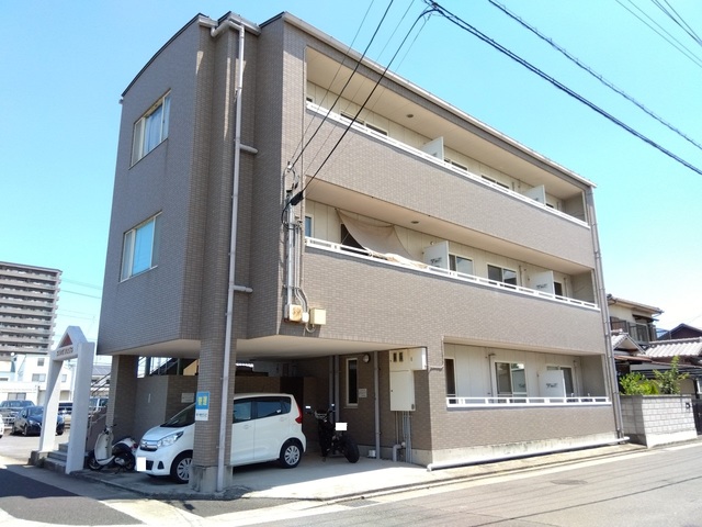 高松市松縄町のアパートの建物外観