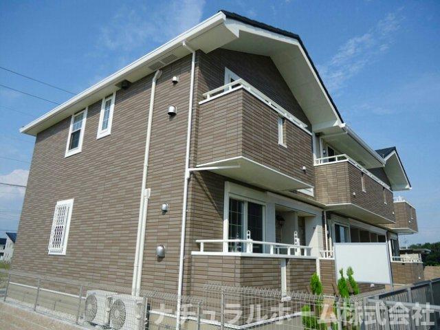 田原市浦町のアパートの建物外観