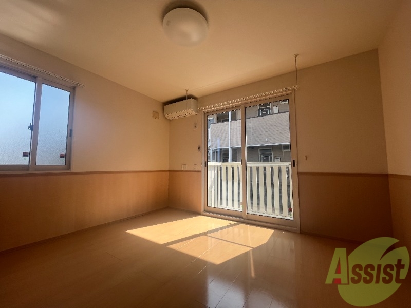 居室・リビング　こちらはＬＤＫの写真になります。角部屋で窓も多いですね。