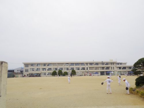 【橿原市地黄町のアパートの小学校】