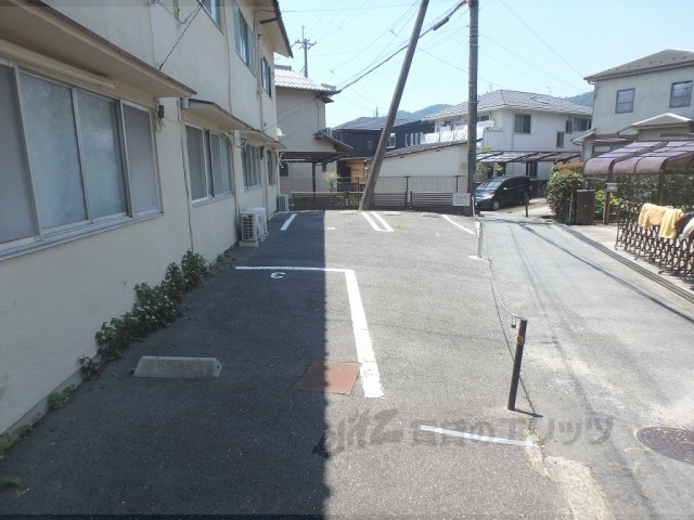 【大津市錦織のアパートの駐車場】