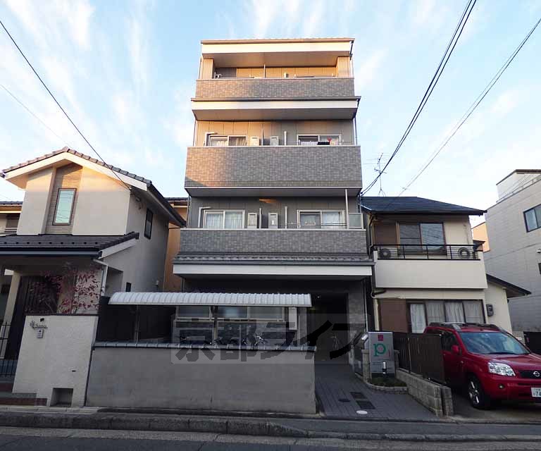 【京都市上京区芝薬師町のマンションの建物外観】