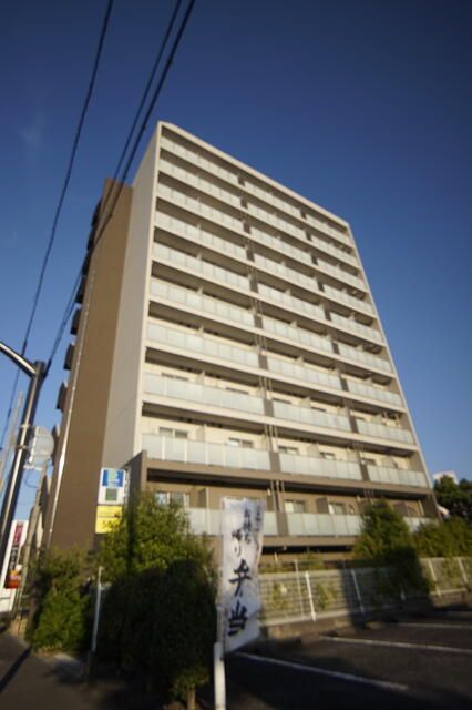 【足立区西新井本町のマンションの建物外観】