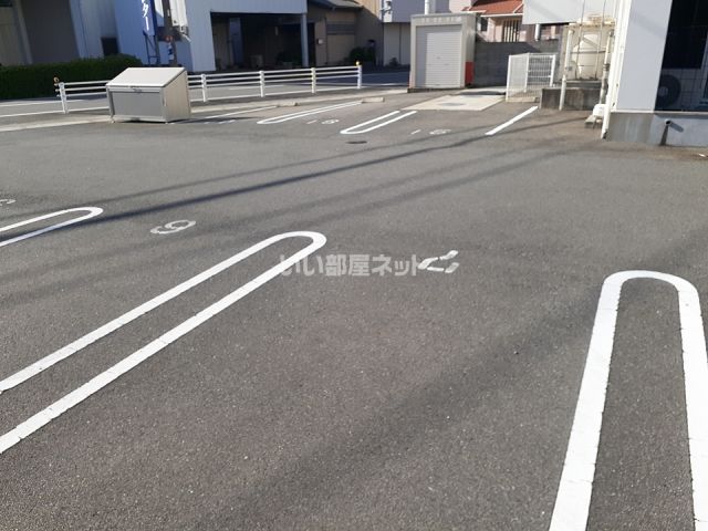 【板野郡藍住町勝瑞のアパートの駐車場】