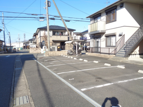 【東近江市中小路町のアパートの駐車場】