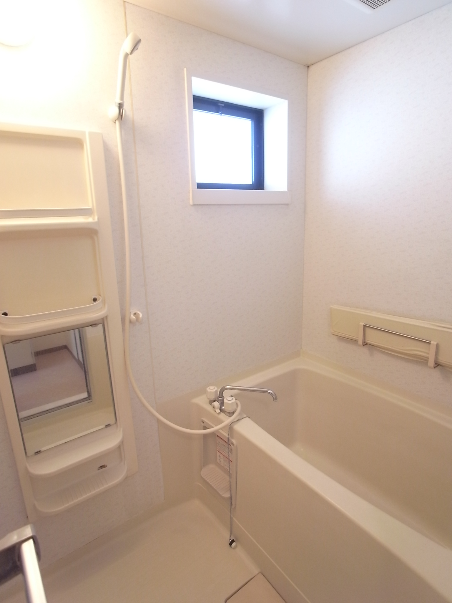 バス・シャワールーム　明るい浴室