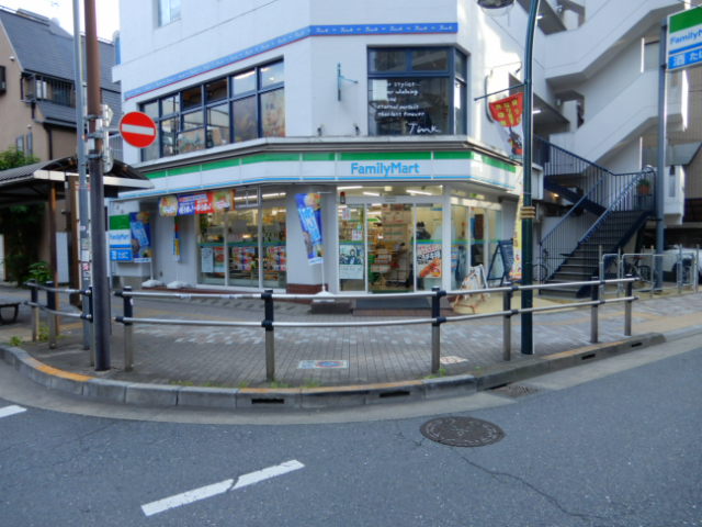 コンビニ　ファミリーマート小浦世田谷梅丘店（コンビニ）まで482m