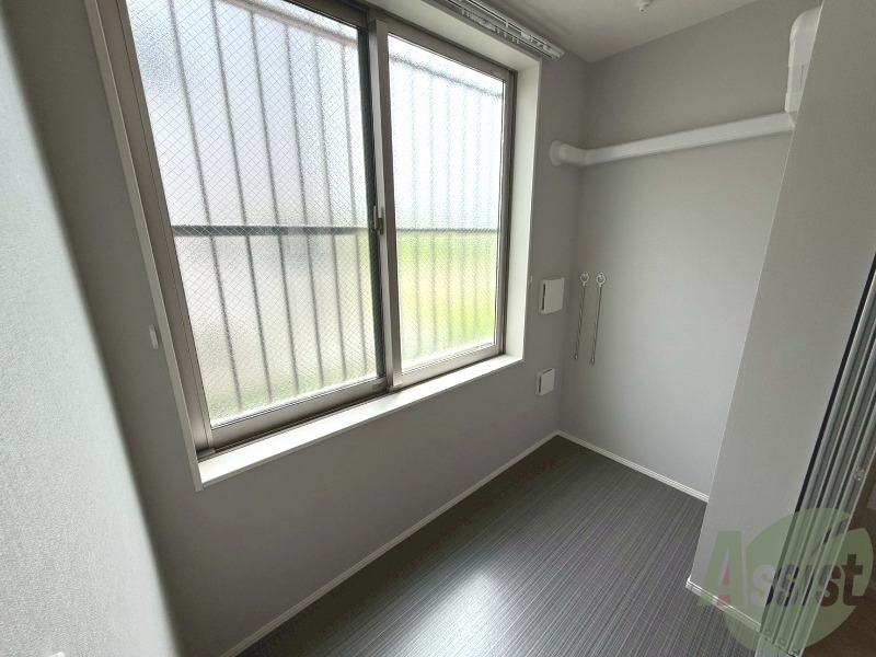 バルコニー　サンルームは日当たり良好で、洗濯物もしっかり乾きそうですね。