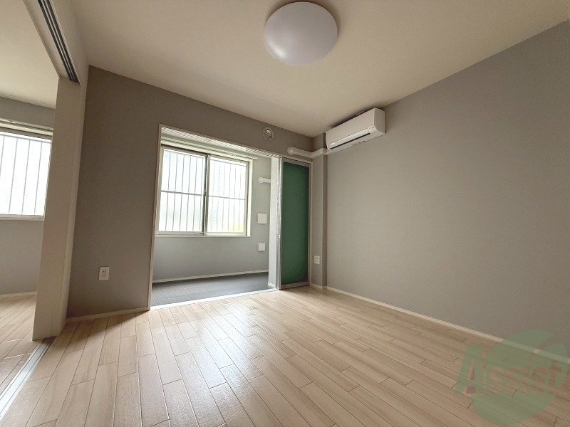 居室・リビング　統一感のある、開放的で広いリビングになっております。